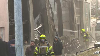 TAGBILDER! Kernen-Rommelshausen: Vollbrand mehrerer Industriegebaeude - 5 Verletzte - Bahnstrecke gesperrt